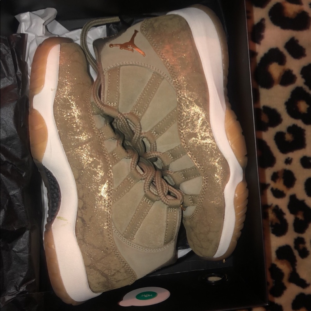 Wmns Air Jordan 11 Retro 'Olive Lux'